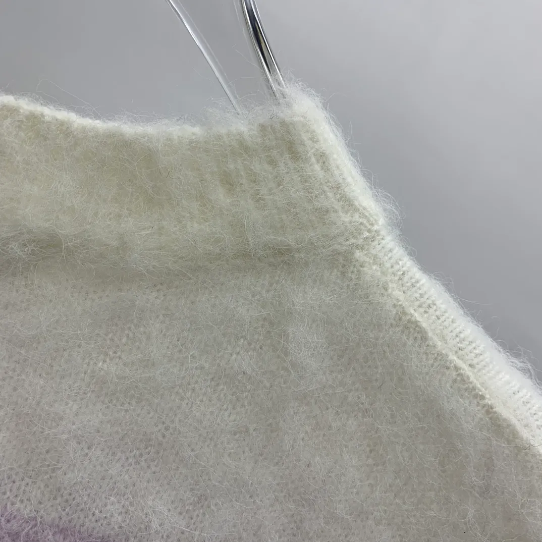 New top tested version OFFWHITE (OW) gradient mohair striped arrow sweater hoodie gradient rendering arrow couple sweater Mohair (English Mohair; Turkish: MUKHYAR) refers to the coat of Angora goats, also known as Angora goat hair. The name comes from Turkish, meaning "the best hair". It has good elasticity, pressure resistance and special luster. It is an excellent raw material for making plush fabrics and one of the most advanced animal textile fiber raw materials in the world market. Mohair has a shape similar to long wool. The fiber surface is smooth, strong luster, high strength, good elasticity, less curl, and easy to wash. Mohair can be used in jacquard blankets, long-haired coats and high-gloss wool fabrics. Mohair sweaters from ow are released every year🛒 The same style and ever-changing colors. There is really no girl who doesn’t love it. It is super suitable for wearing under a down jacket in winter without being bulky! If the lower body is missing, their favorite os version🙋🏻‍♀️ intuitively adds natural softness and fairy beauty effect, which is the best choice! The upper body is lightweight and does not weigh down the body while keeping warm. The sleeves and the gradient arrow parts on the back are repeatedly patterned until the gradient level is satisfied before large-scale products are released. The craftsmanship is extremely demanding. Each sweater is woolen at least ten times to give it a plush, thick feel and good fluffiness! ✅ Fabric composition: 50% mohair 32 spandex 18% wool, three-level anti-pilling Color: black and white gradient Sizes Mohair is lighter and softer, so be careful not to machine wash it, not machine washable! ! emphasize! !  ⚠️Hand wash with warm water and cold water P:440